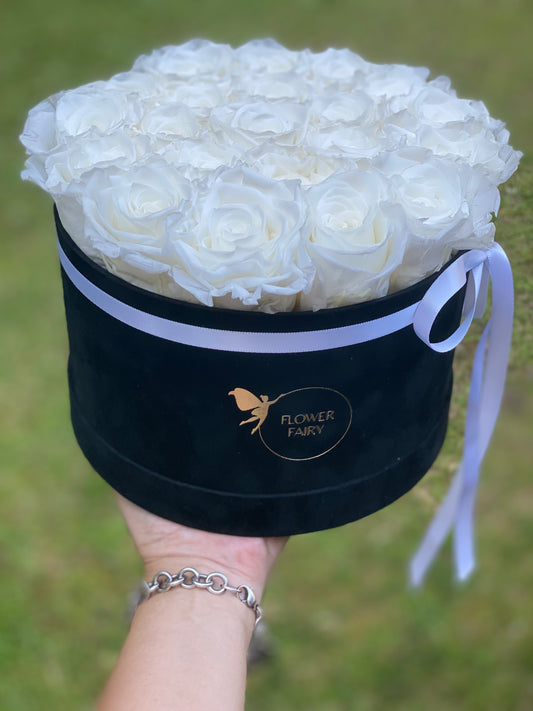 20 FOREVER LASTING ROSES IN A VELVET BOX