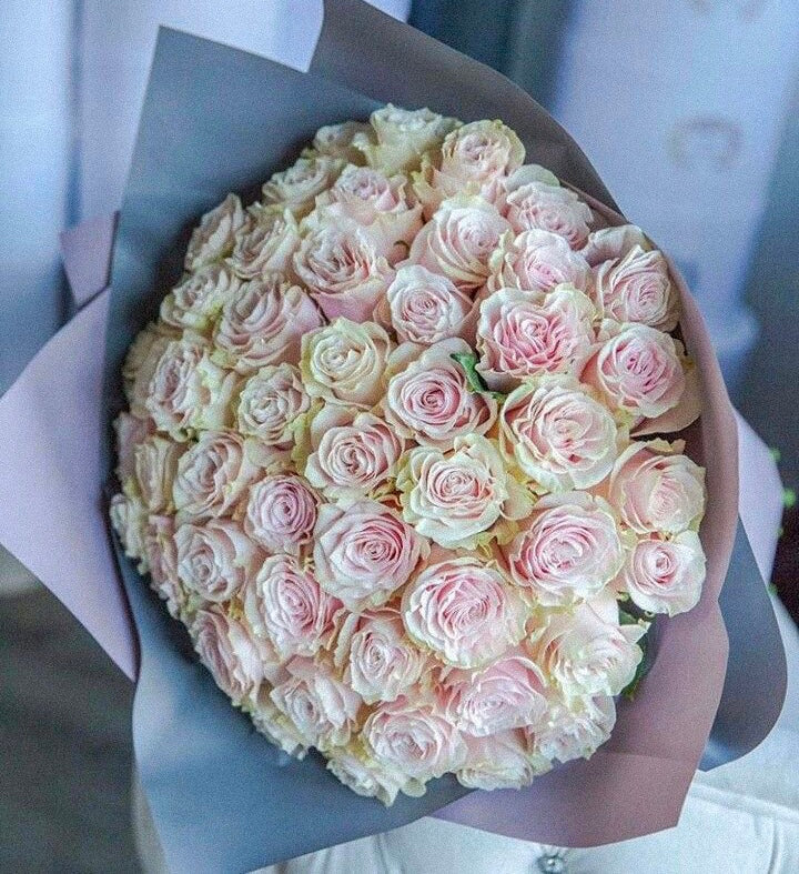 The Madam (50-75-100  LONG STEM Roses) on the picture 50 roses
